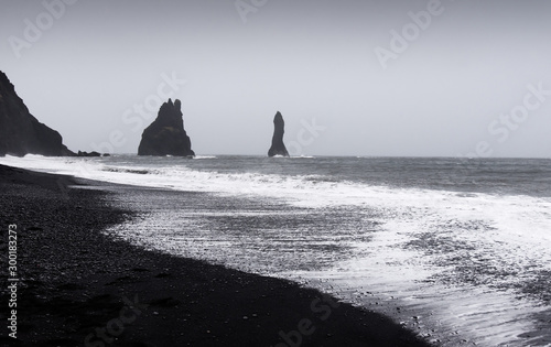 Photo Dramatic landscape of Black Sand Reynisfjara beach in Iceland