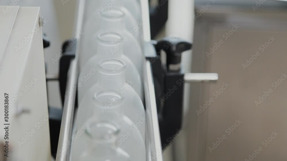 Injection bottle washing and disinfection conveyor. Injection bottle washing and disinfection conveyor.