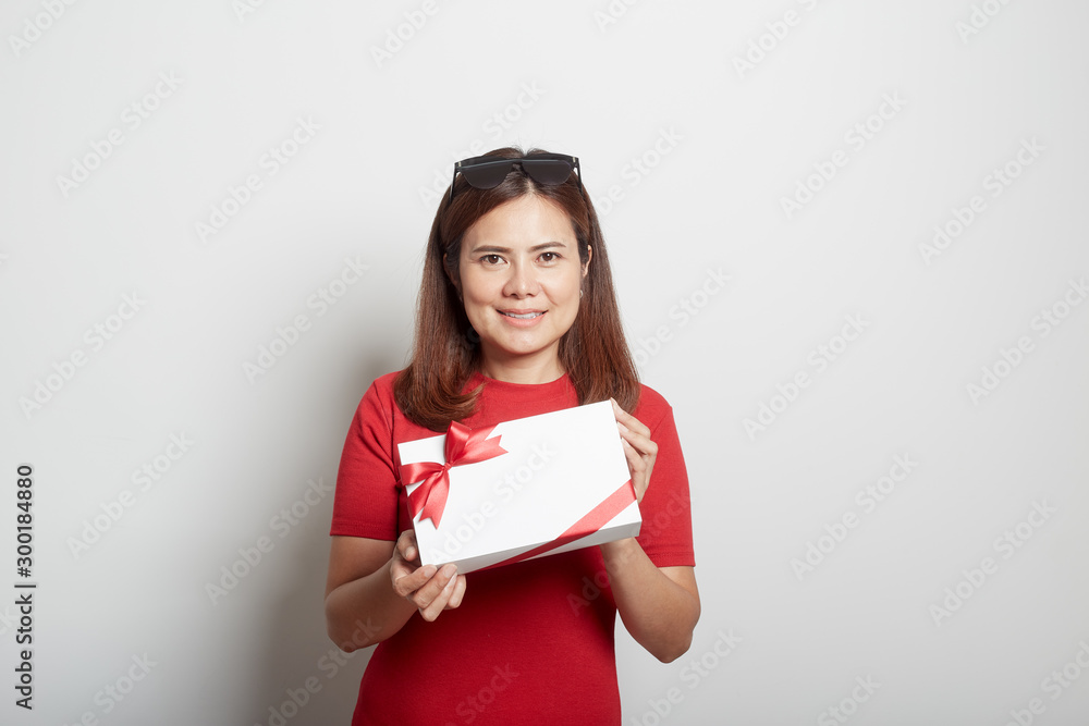 Fototapeta premium Happy young girl holding a christmas gift