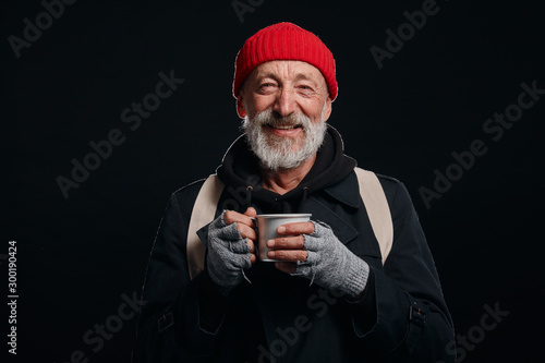 Foto Bearded beggar male smiling, happy even living in street
