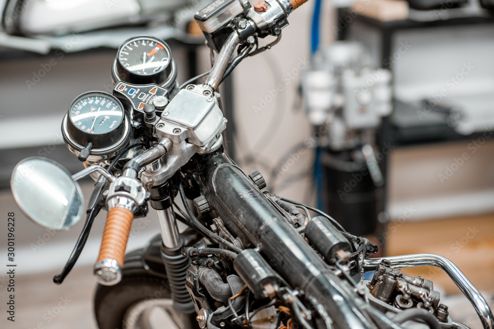 Fototapeta premium Zabytkowy motocykl w warsztacie