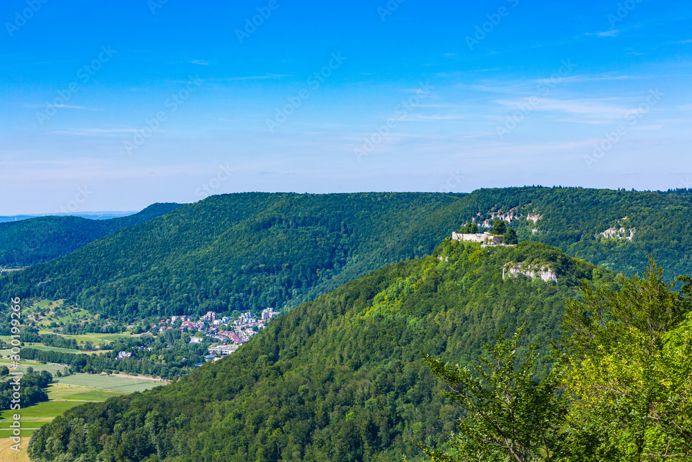 Fototapeta premium Aussicht auf Bad Urach und die Burg