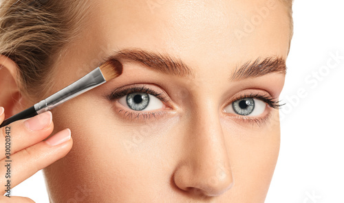 Young woman undergoing eyeb...