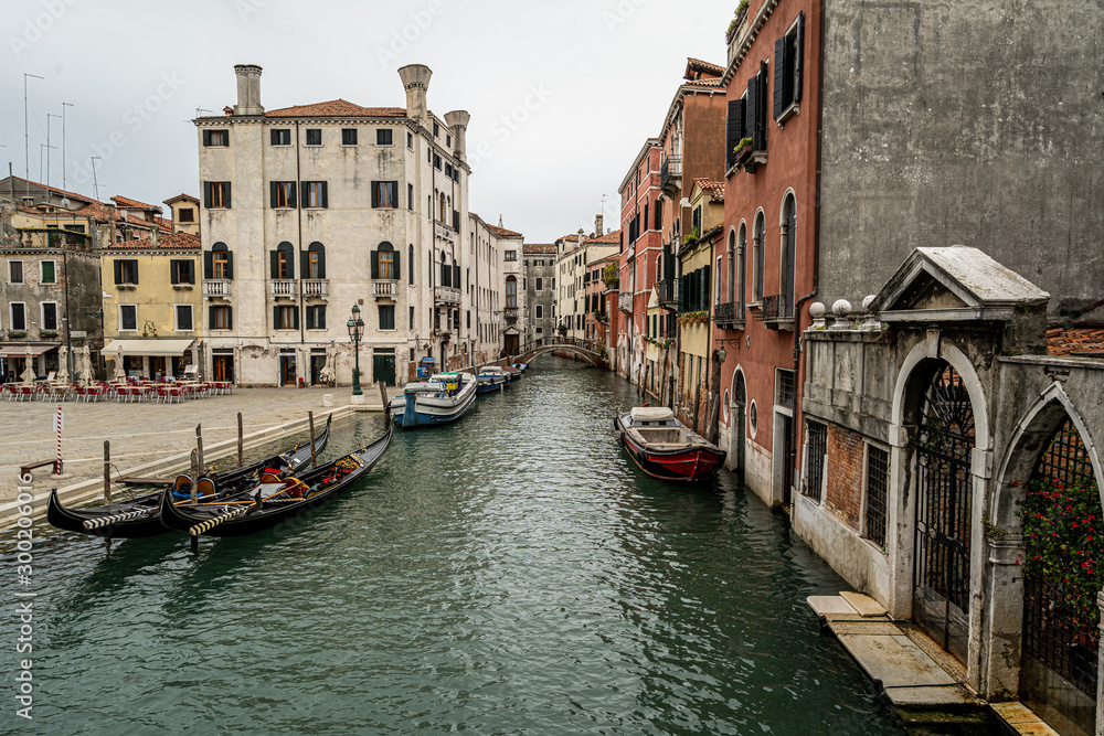 Venezianischer Kanal mit Gondeln