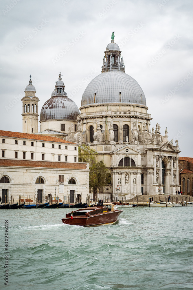 Santa Maria della Salute mit Boot auf Canal Grande