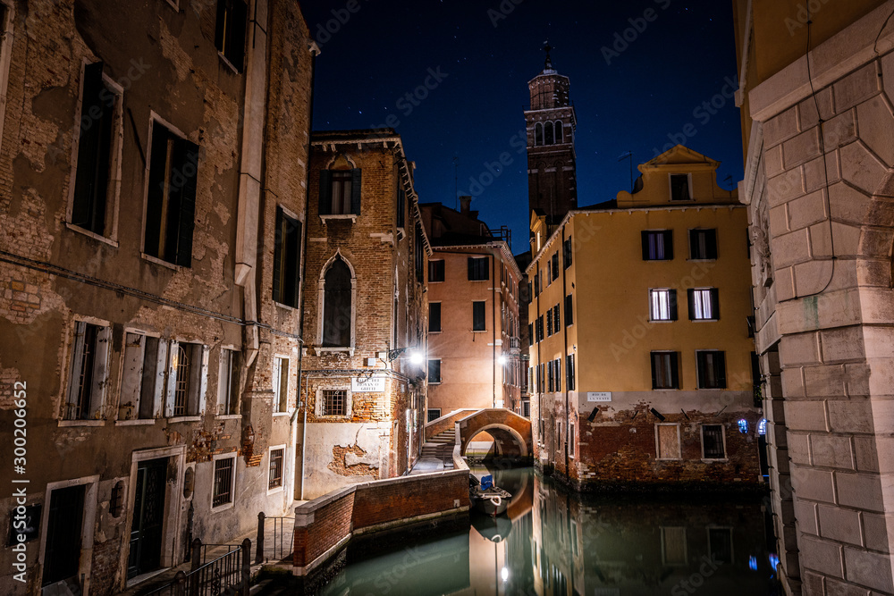 Venezianischer Kanal bei Nacht
