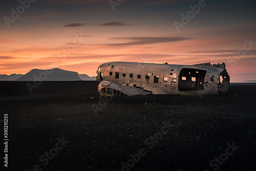 Obraz na płótnie Damaged airplane on mountain against sunset. w salonie