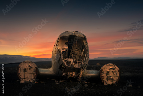 Obraz na płótnie Airplane wreck in black sand beach in Iceland w salonie
