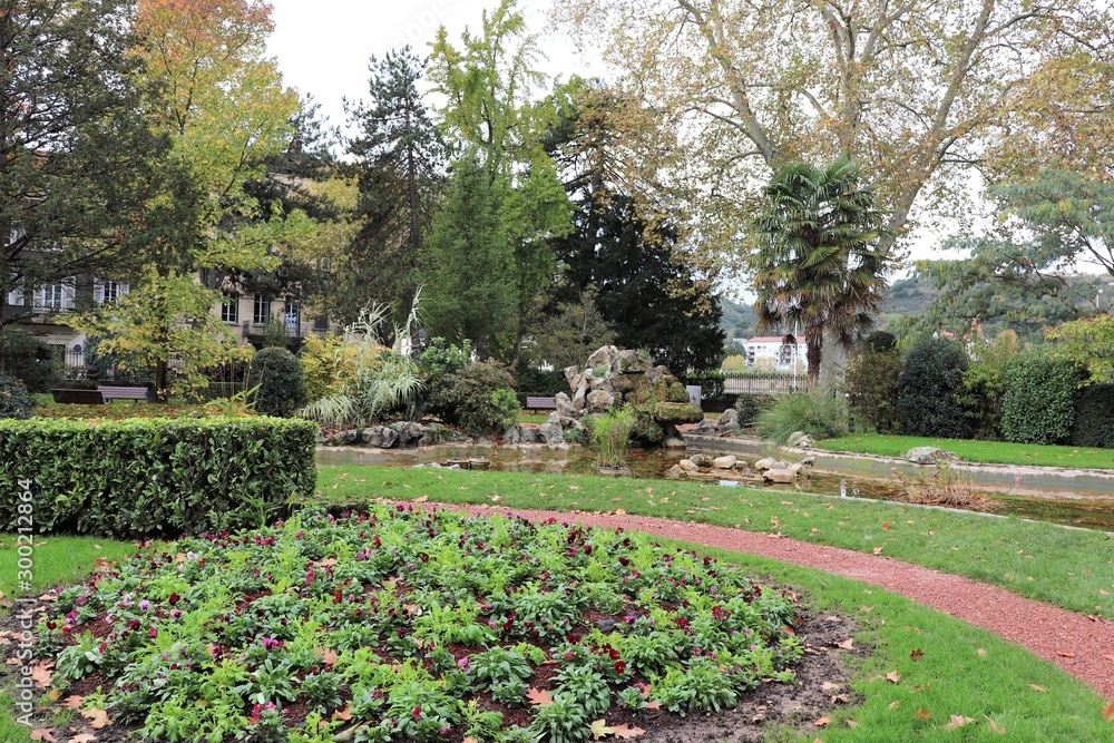 Obraz premium Parc public - Jardin du 8 mai 1945 - Ville de Vienne - Département de l'isère - France