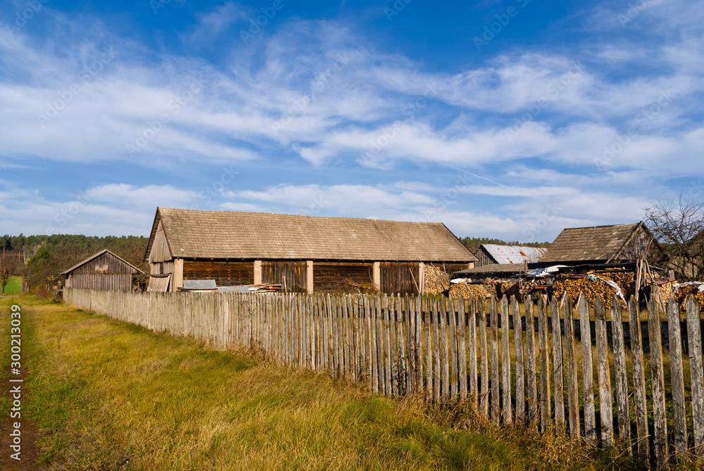 Wzgórza Sokólskie, Tradycyjna architektura drewniana, Krzyże i kapliczki
