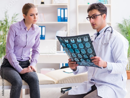 Fotografía The doctor examining x-ray images of patient