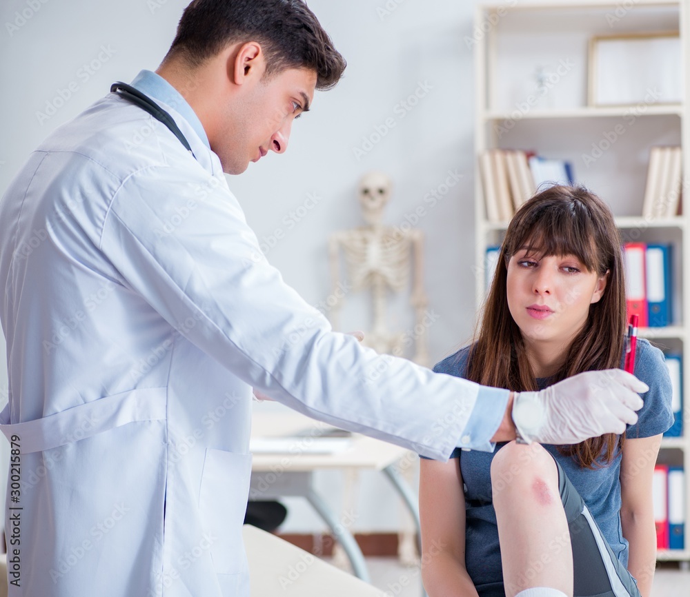 Obraz premium Patient visiting doctor after sustaining sports injury