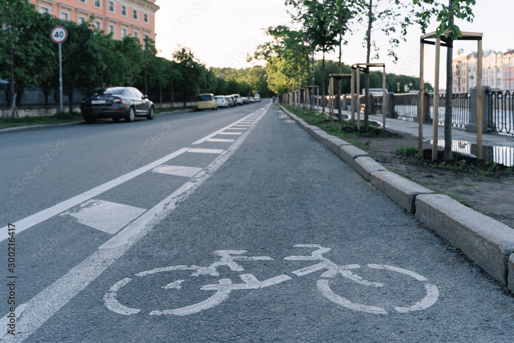 Obraz premium street in the city. Bike path. River embankment. Road and trees.