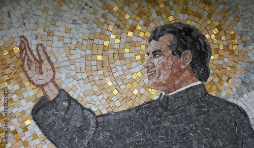 Mosaico che rappresenta un Prete che benedice  photo
