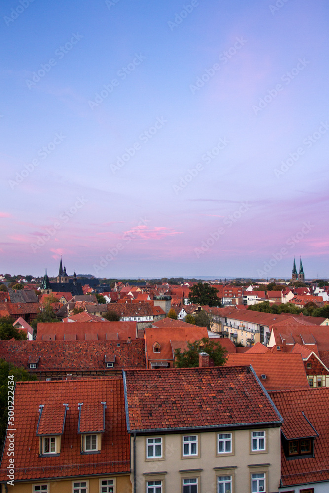 Obraz premium historische Altstadt von Quedlinburg am Abend vom Stiftsberg
