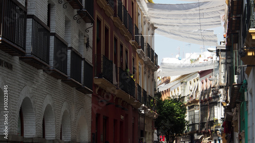 Fototapeta Naklejka Na Ścianę i Meble -  Altstadt Sevilla, Spanien: Altbauten, Fassaden, Gassen