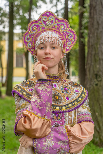 junges Mädchen in russischer Zaren Tracht