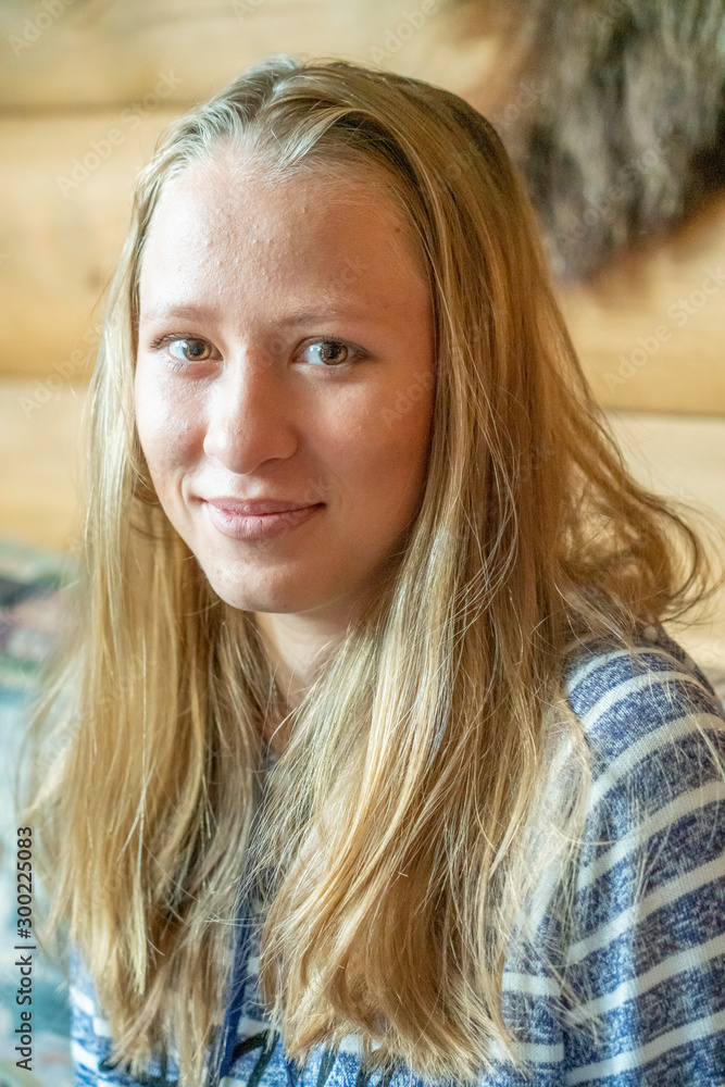 Portrait eines jungen, blonden Mädchens mit langen Haaren Portrait eines jungen, blonden Mädchens mit langen Haaren