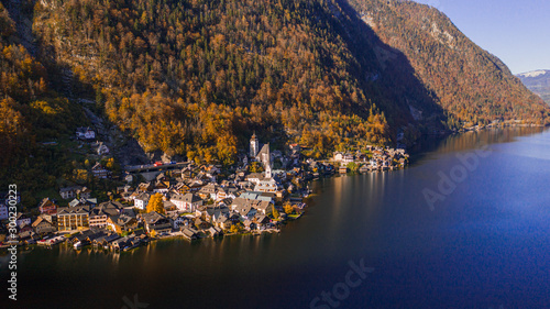 Fotografía Aerial view over Hallstatt Austria during autumn season, above Hallstatt during