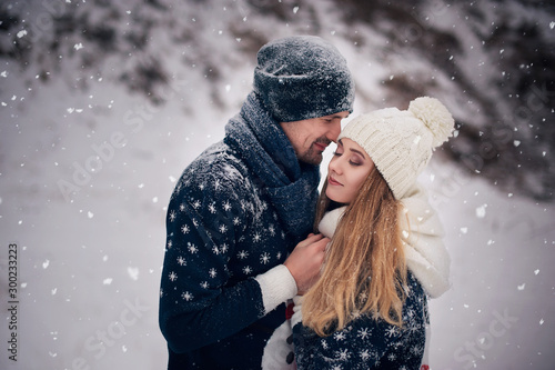 Young lovers couple hug each other dr winter walk in the park