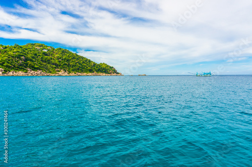 Seascape turquoise water with blue sky cloud © themorningglory