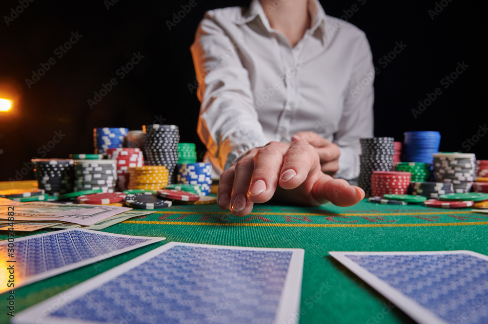 Distribution of cards to the dealer, casino, gaming business. Distribution of cards to the dealer, casino, gaming business.
