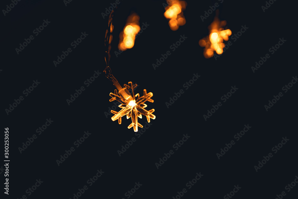 Obraz premium winter - A small light shaped like an orange snowflake at night