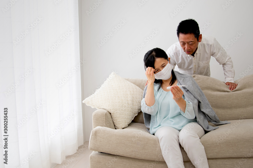 風邪をひいた妻を心配する夫 風邪をひいた妻を心配する夫
