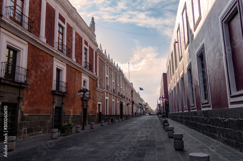 Fototapeta Naklejka Na Ścianę i Meble -  Calle de la ciudad de Puebla, Mexico