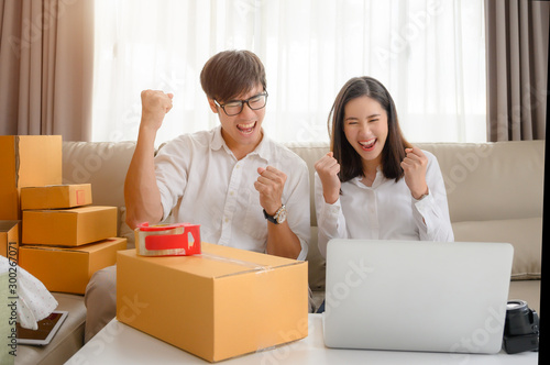 Quadro em tela couple lover cheerfully in selling 2nd hand or used dresses clothes online, read