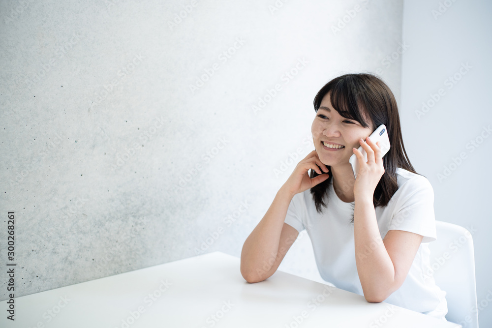 スマートフォンで話す女性 スマートフォンで話す女性