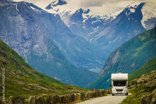 Papier peint Camper car in norwegian mountains