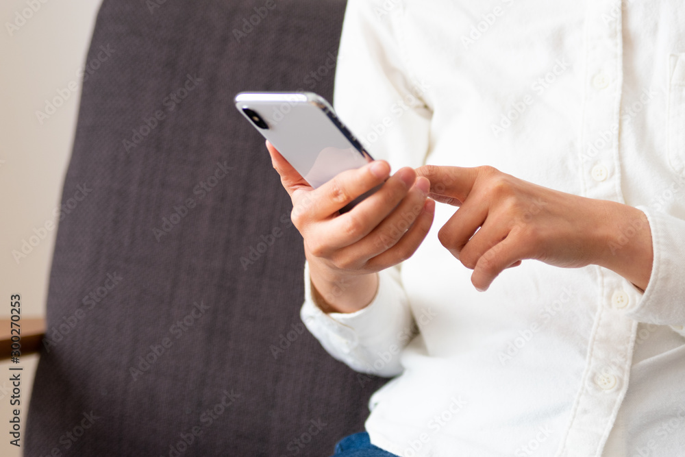 スマホを操作する女性 スマホを操作する女性