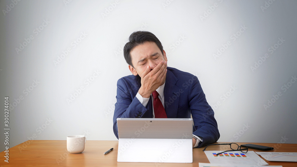 眠くなるビジネスマン