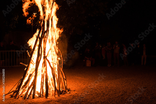 un feu de camp. un Feu de midsummer la nuit. un Feu de la saint-jean. Un feu la nuit photo