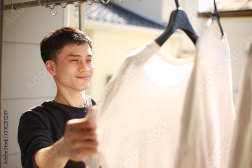 洗濯物を干す男性