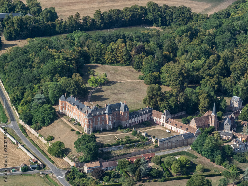 vue aérienne du château de Louye dans l'Eure-et-Loir en France