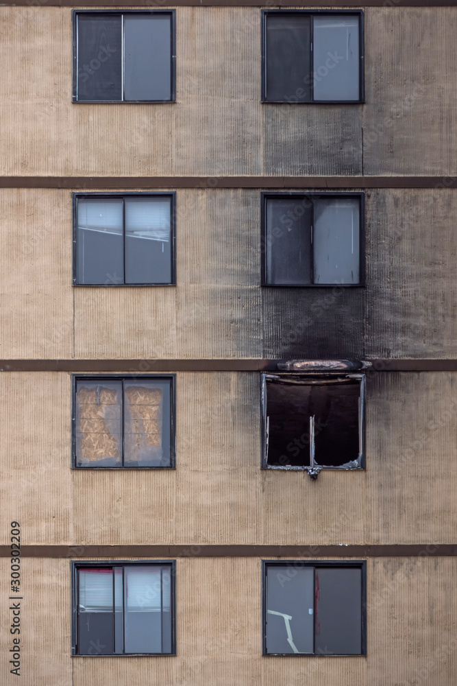 Fototapeta premium 火災にあった廃墟の窓 Abandoned building in fire