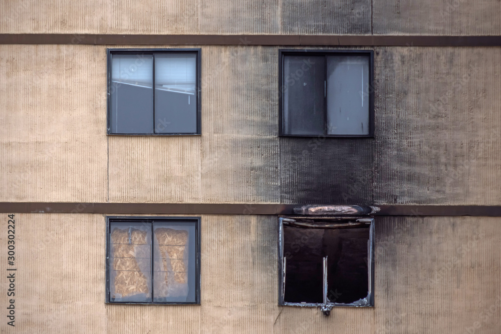 Fototapeta premium 火災にあった廃墟の窓 Abandoned building in fire