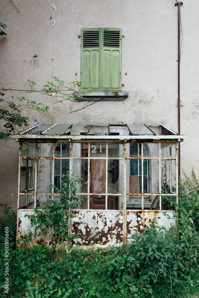 un sas d'entrée ancien. Un vieux sas d'entrée. Une vieille véranda dans une maison abandonnée. Une maison rurale à l'abandon