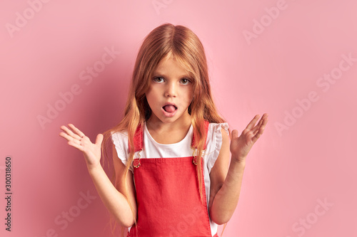 фотографія Amusing girl of caucasian appearance with opened mouth look at camera isolated o