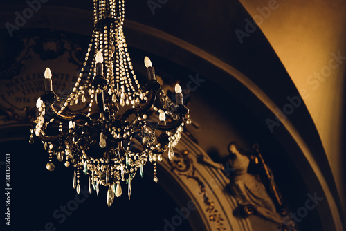 Photography un lustre en cristal luxueux et ancien