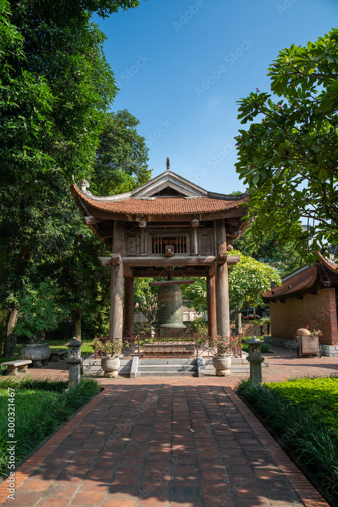 Obraz premium Square building holding a big bell on side of Imperial Academy in Temple of Literature (Van Mieu), the first national university in Hanoi