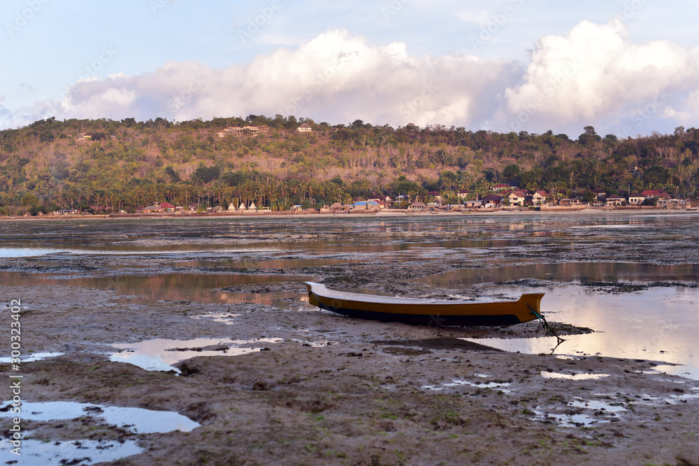 Obraz premium Boats on the strait between Lembongan and Nusa Ceningan Islands during low tide, Bali, Indonesia, Asia