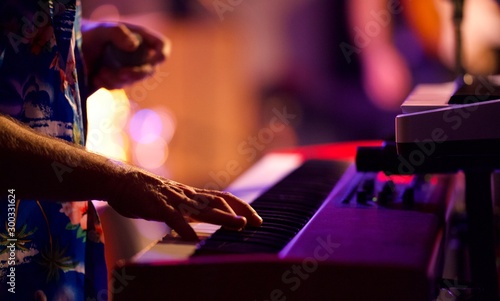 Clavier piano instrument de musique - concert festival main musicien photo