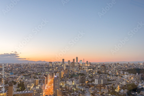 東京都文京区後楽園から見た東京の夕景 © zu_kuni