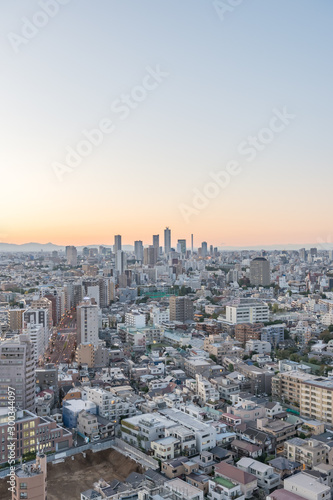 東京都文京区後楽園から見た東京の夕景 © zu_kuni