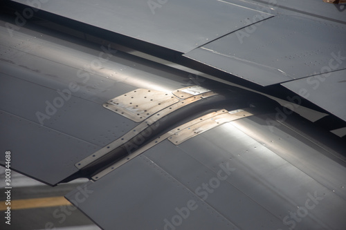 Foto An airplane window view of wing and flaps