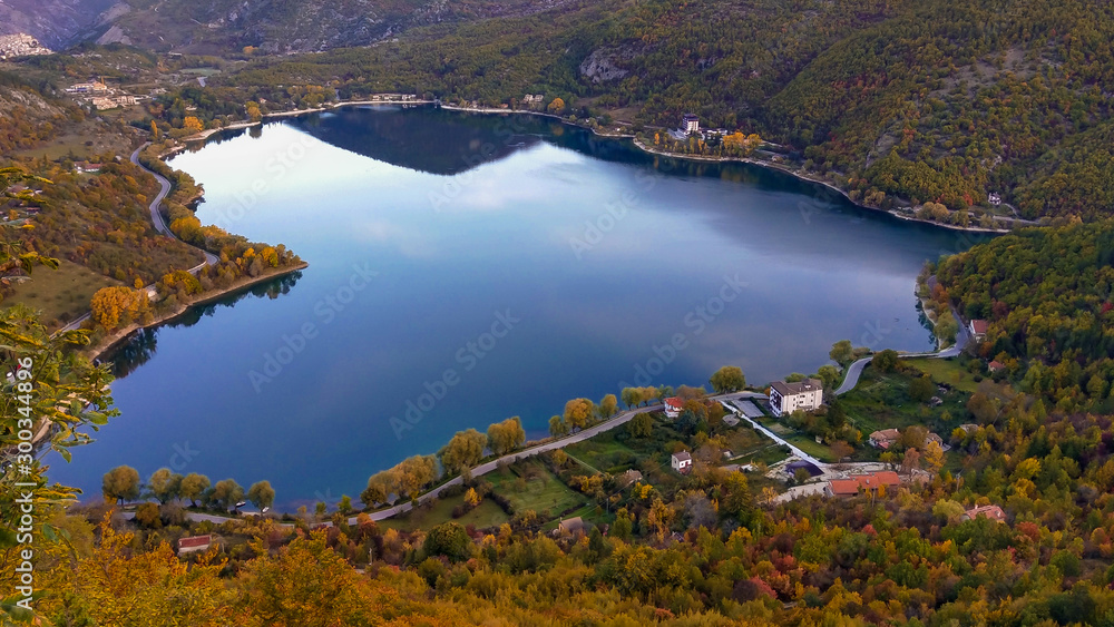 Lake of Scanno in autumn: a path suitable for everyone to see the famous 