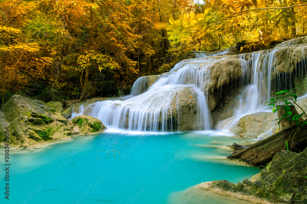 Obraz premium Colorful majestic waterfall in national park forest during autumn
